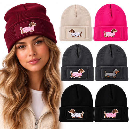Beanie Mütze mit Dackel Patch – Handveredelte Unisex Strickmütze mit Umschlag – 100 % Polyacryl Soft Touch – Weich & Warm – für Damen & Herren