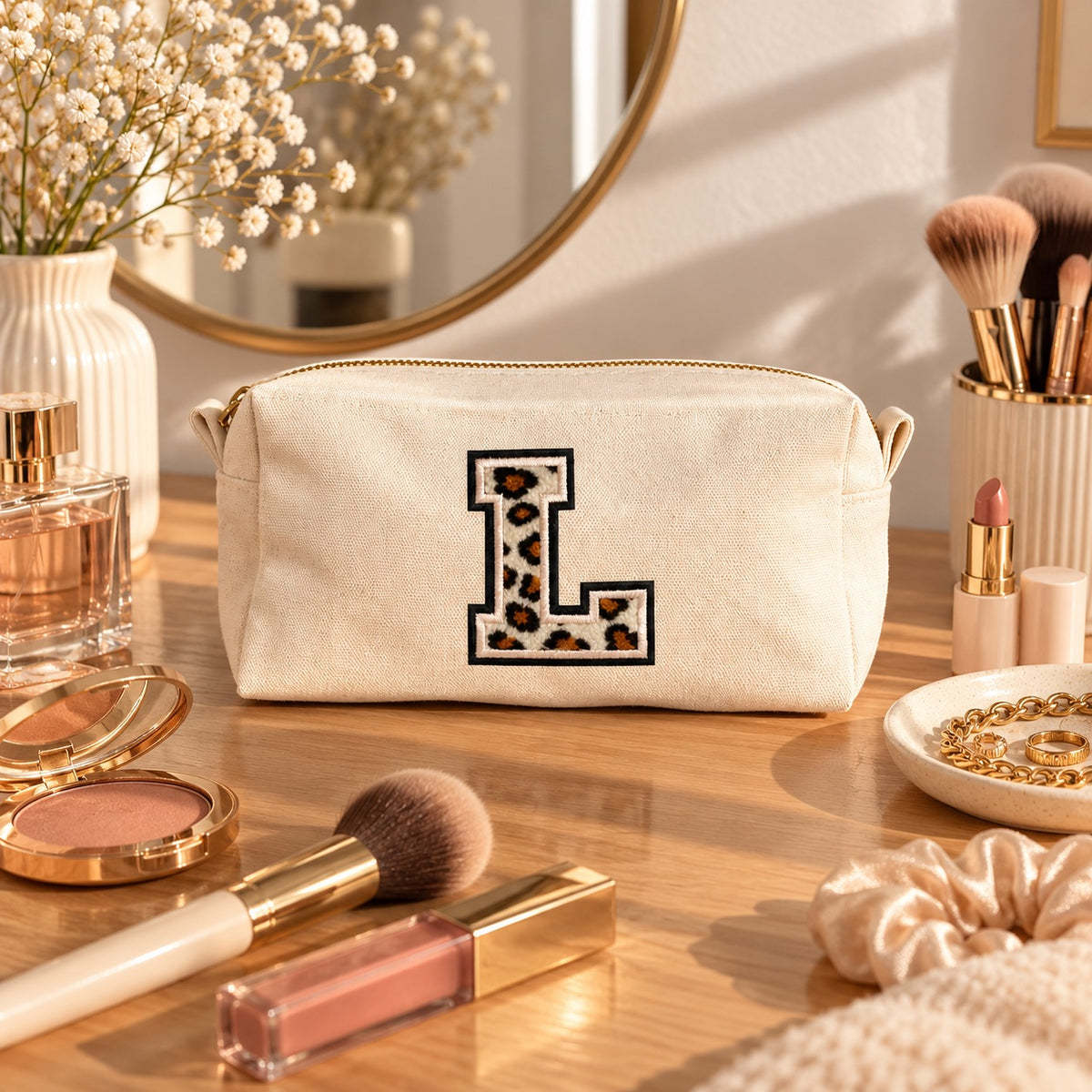 Kosmetiktasche mit Leo-Buchstaben A–Z oder Herz | Baumwolle Make-up Tasche S & L | Beige & Schwarz | Personalisiertes Geschenk für Frauen Kulturbeutel Reiseorganizer