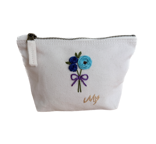 blau Handgestickte Kosmetiktasche S mit Rosen Schleife und Initial A–Z Unikat Geschenk