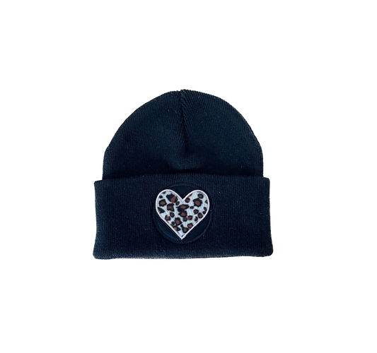 Beanie Schwarz mit Leo Herz – Damen & Teens Mütze warm & stylisch