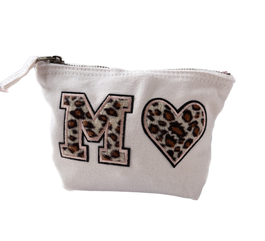 Kosmetiktasche Beige Initial im Leo Look – Geschenkidee zum Valentinstag