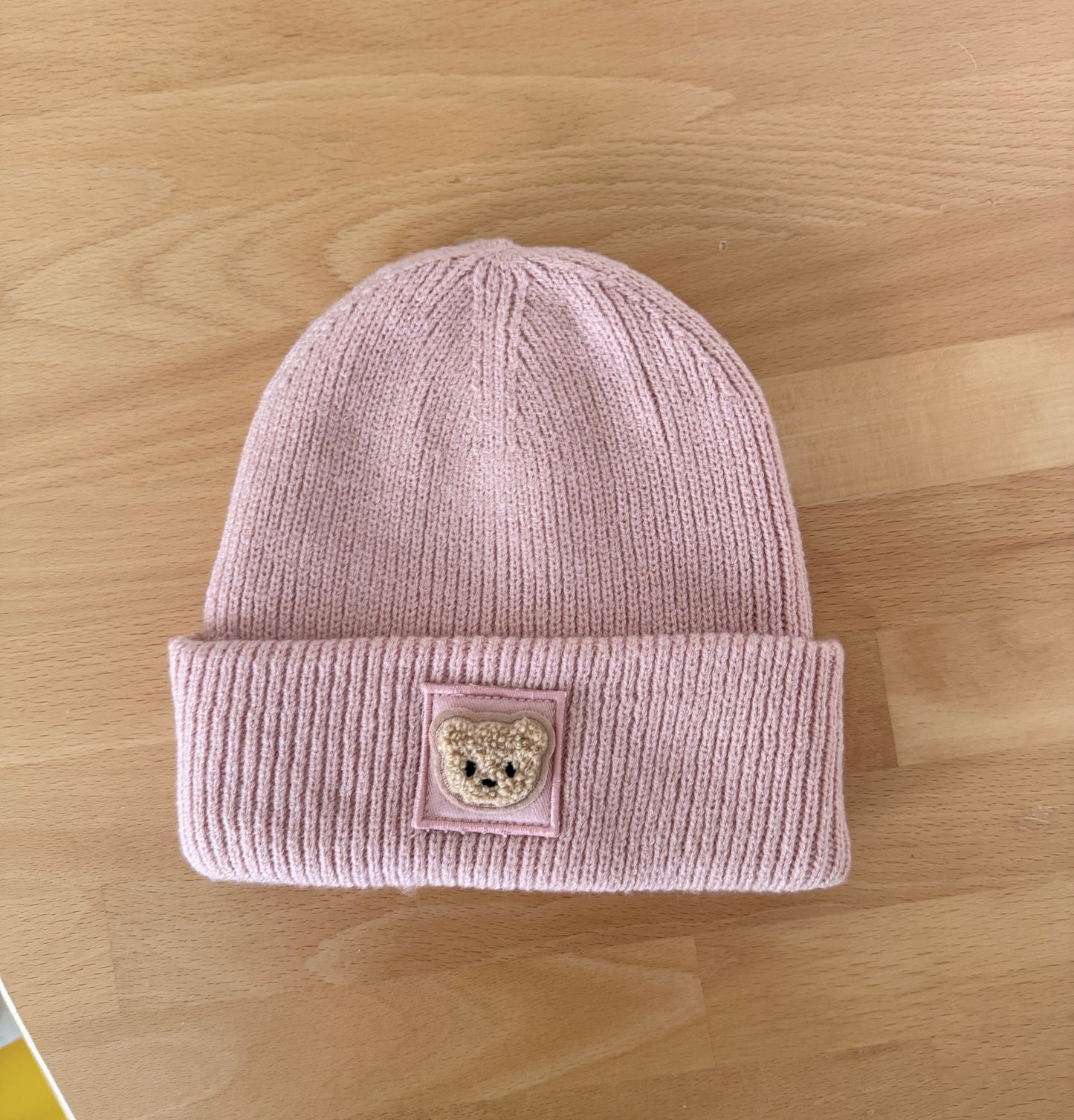 Nachhaltige Kinder Beanie mit Teddy Bär Patch Mütze – Warm Weich, Rosa Grau, Handarbeit