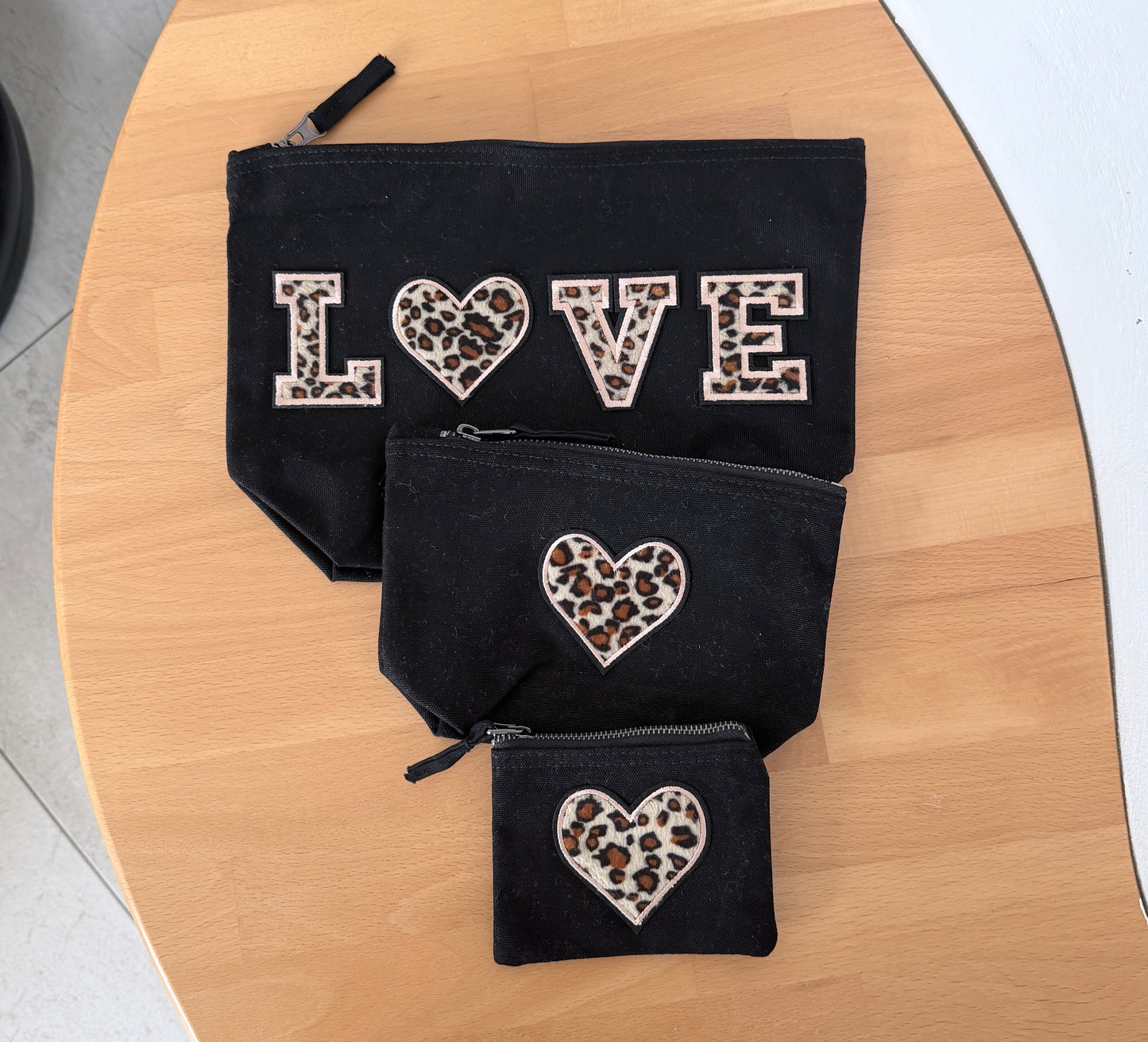 Schwarze Canvas Tasche mit Leo Herz – XS S M L Set | Premium Geschenk für Frauen