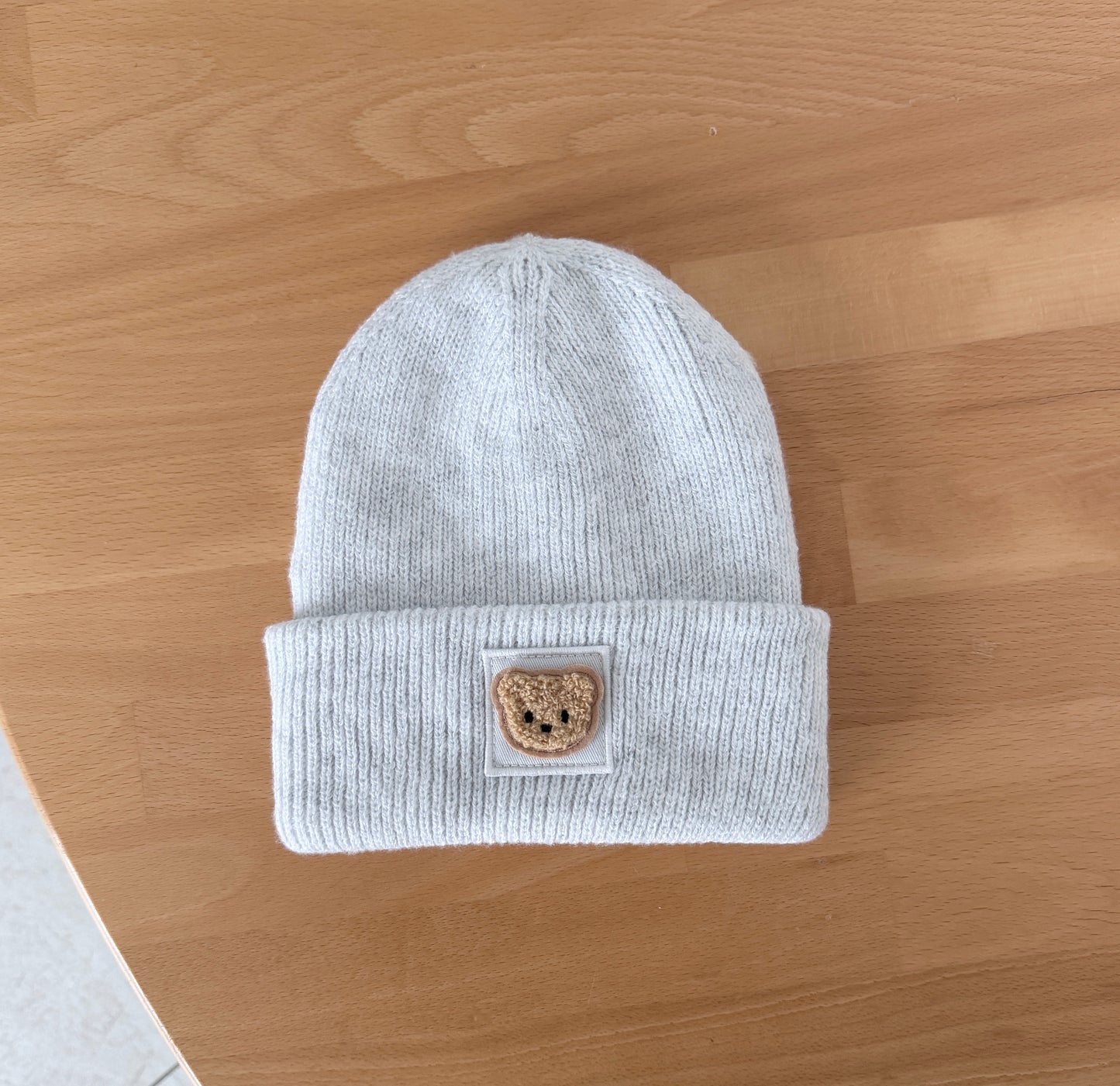 Nachhaltige Kinder Beanie mit Teddy Bär Patch Mütze – Warm Weich, Rosa Grau, Handarbeit
