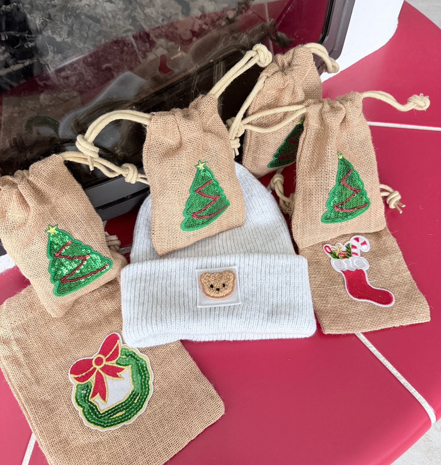 Nachhaltige Kinder Beanie mit Teddy Bär Patch Mütze – Warm Weich, Rosa Grau, Handarbeit