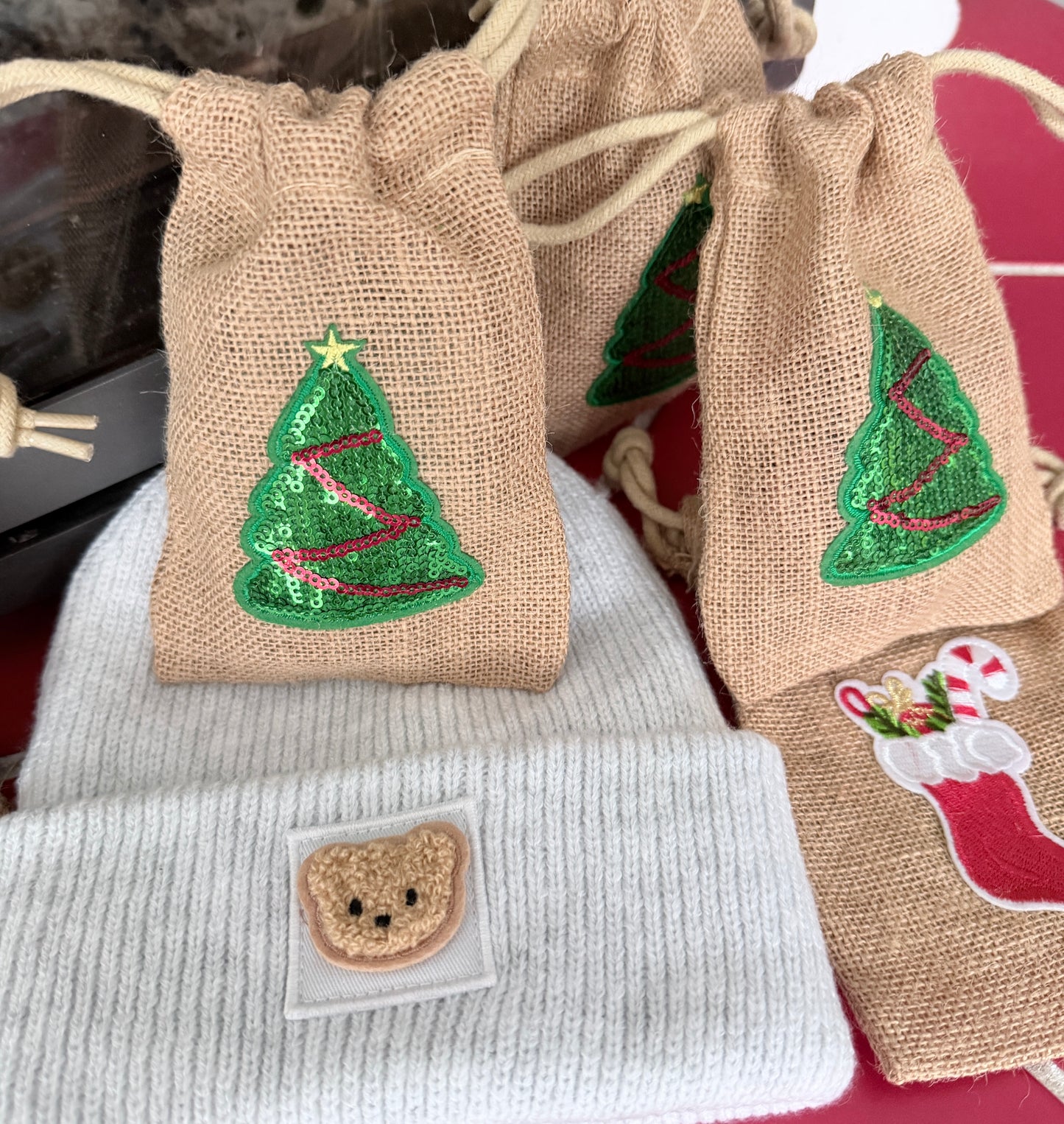 Nachhaltige Kinder Beanie mit Teddy Bär Patch Mütze – Warm Weich, Rosa Grau, Handarbeit