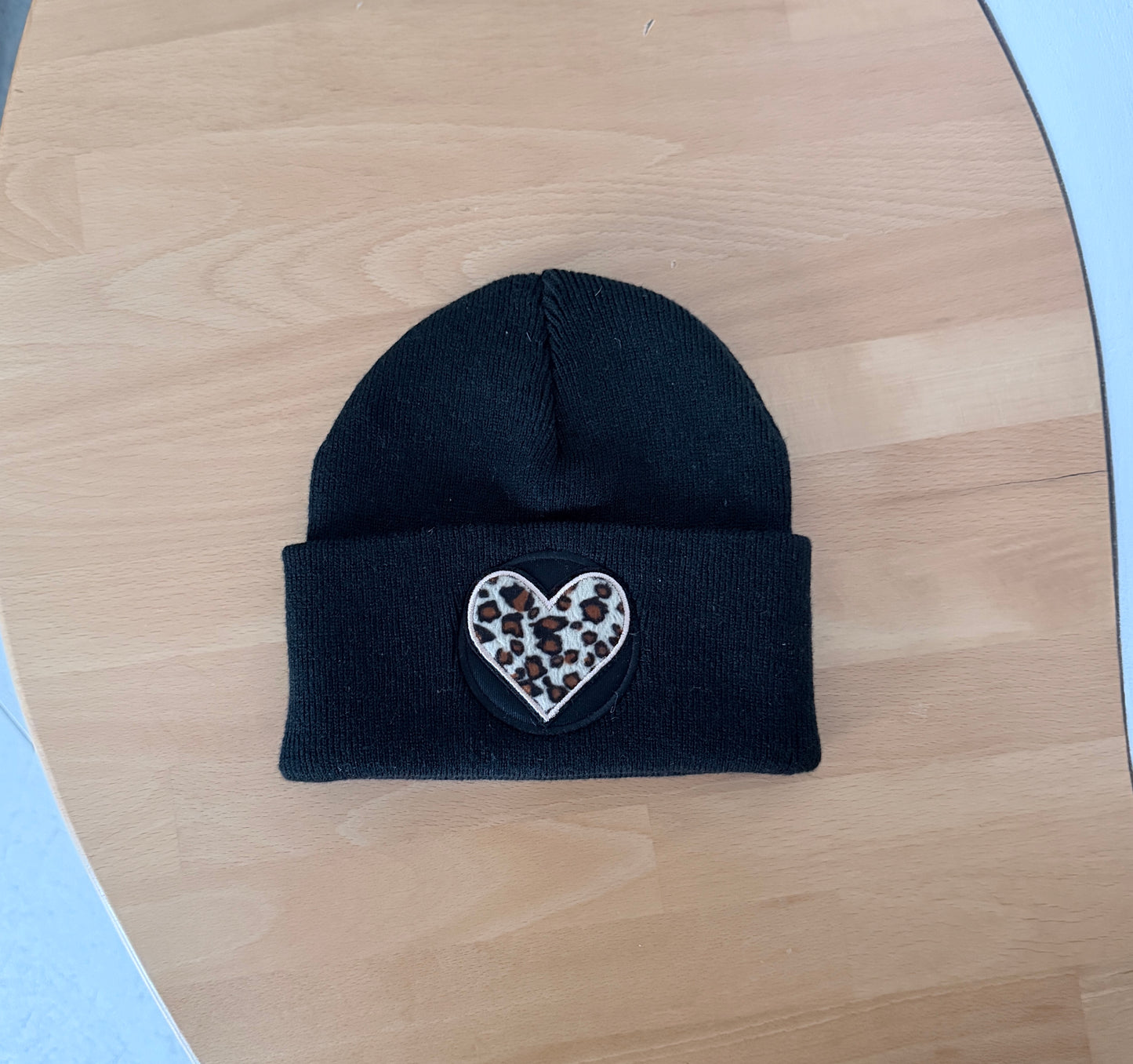 Beanie Schwarz mit Leo Herz – Damen & Teens Mütze warm & stylisch