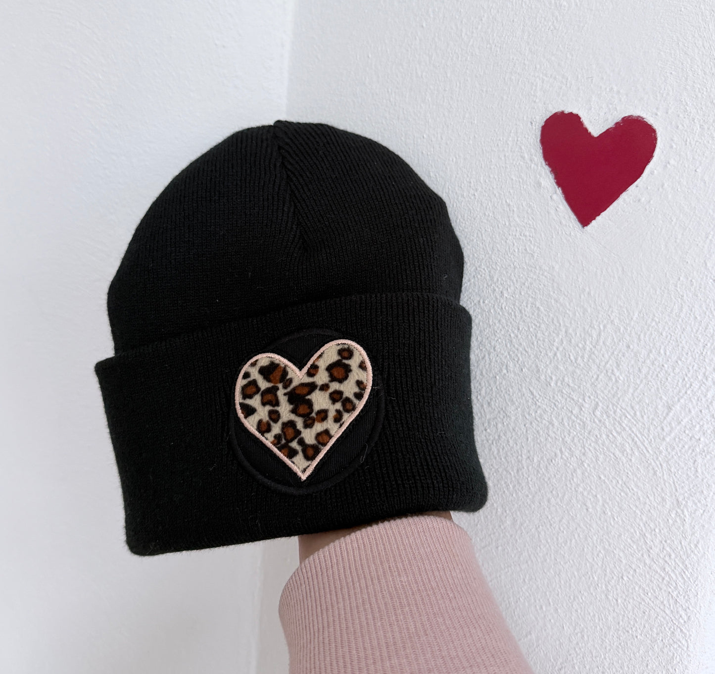 Beanie Schwarz mit Leo Herz – Damen & Teens Mütze warm & stylisch