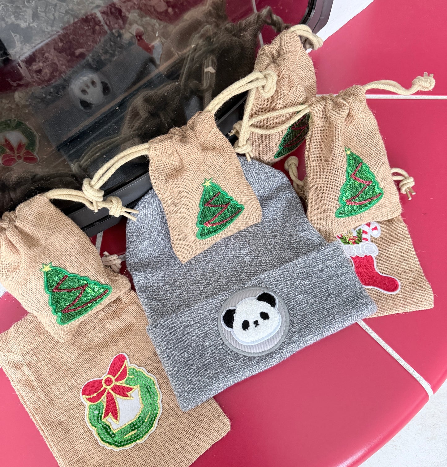 Panda Hug Beanie Schwarz – Warme Unisex Mütze für Kinder Schüler Damen