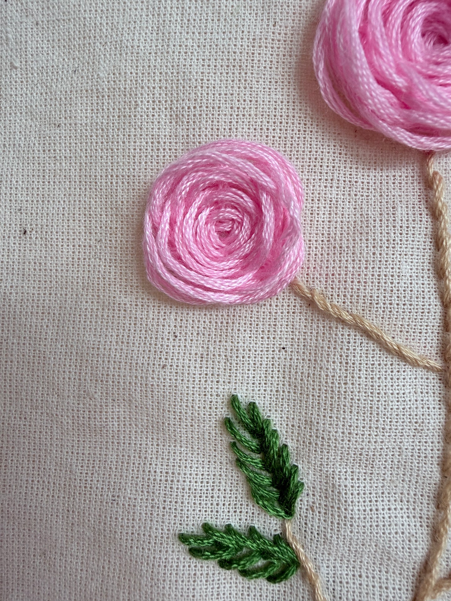 Handgestickt Baumwoll-Shopper mit rosa Blumen & Initialen – stylisch, praktisch