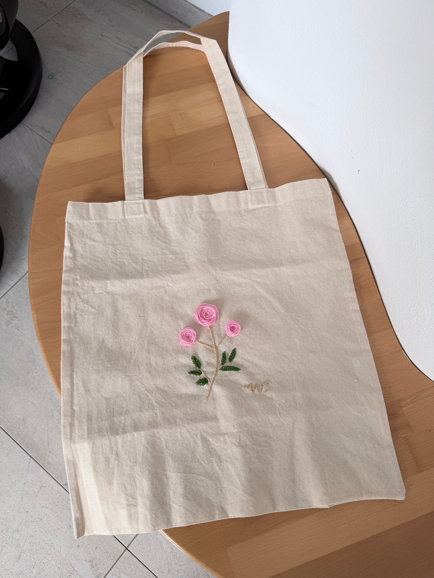 Handgestickt Baumwoll-Shopper mit rosa Blumen & Initialen – stylisch, praktisch