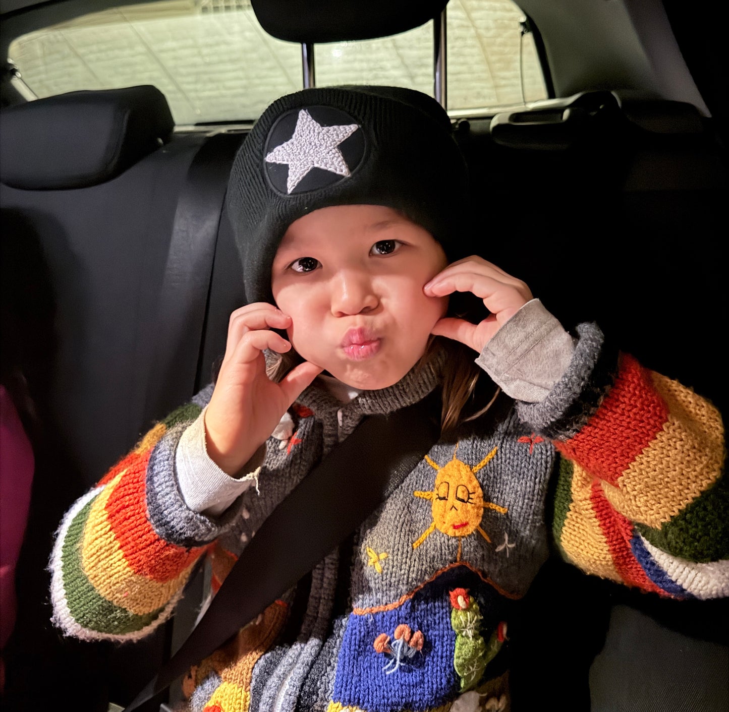 Handgestickte Beanie Schwarz – Herz, Stern, Blume uvm. – Warm & Unisex – Unikat Geschenk für Kinder, Schüler & Damen