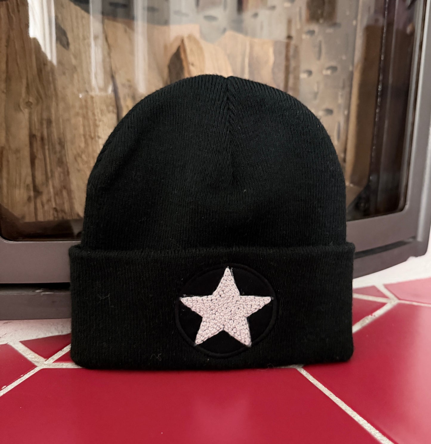 Handgestickte Beanie Schwarz – Herz, Stern, Blume uvm. – Warm & Unisex – Unikat Geschenk für Kinder, Schüler & Damen