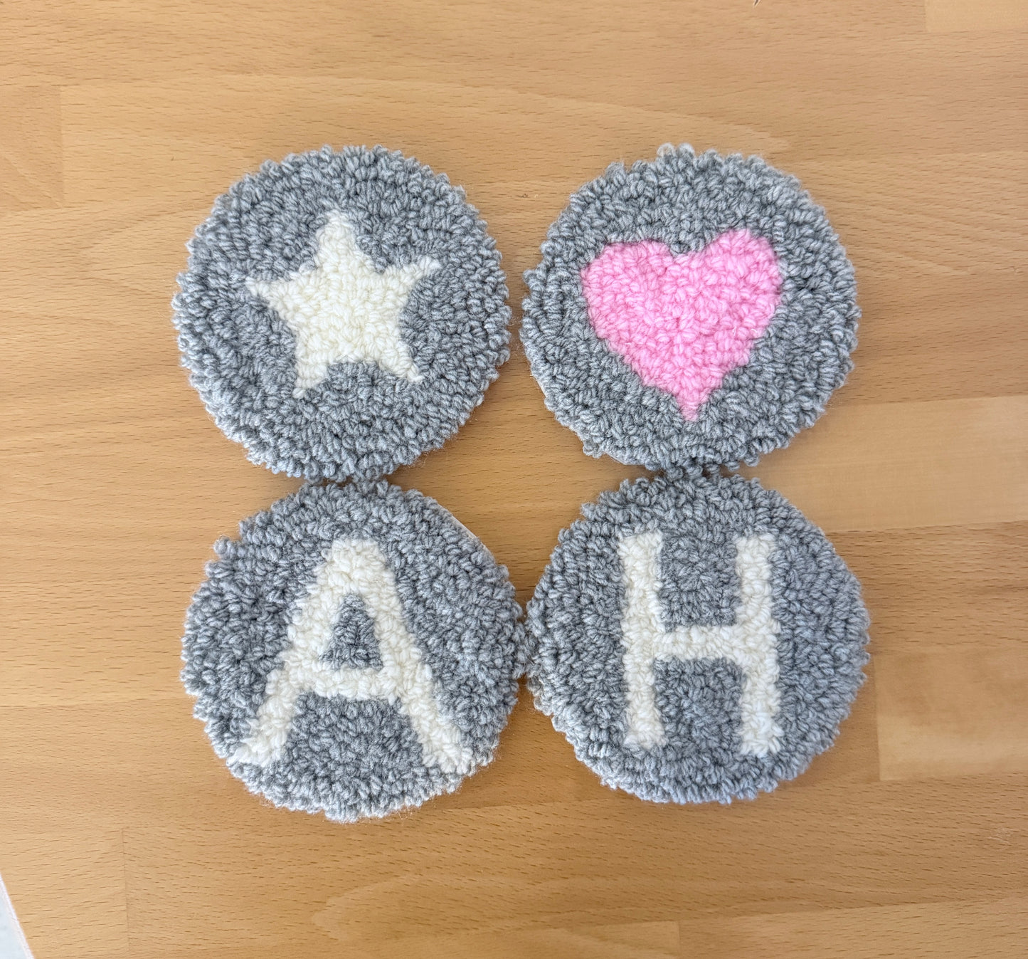 Buchstaben A-Z Untersetzer handmade | Punch Needle | grau weiß Stern Herz