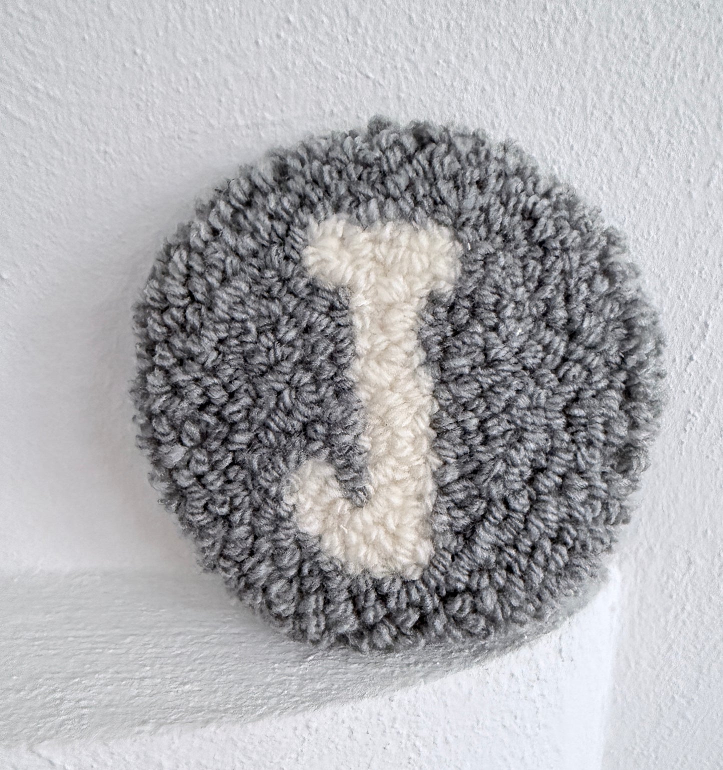 Buchstaben A-Z Untersetzer handmade | Punch Needle | grau weiß Stern Herz