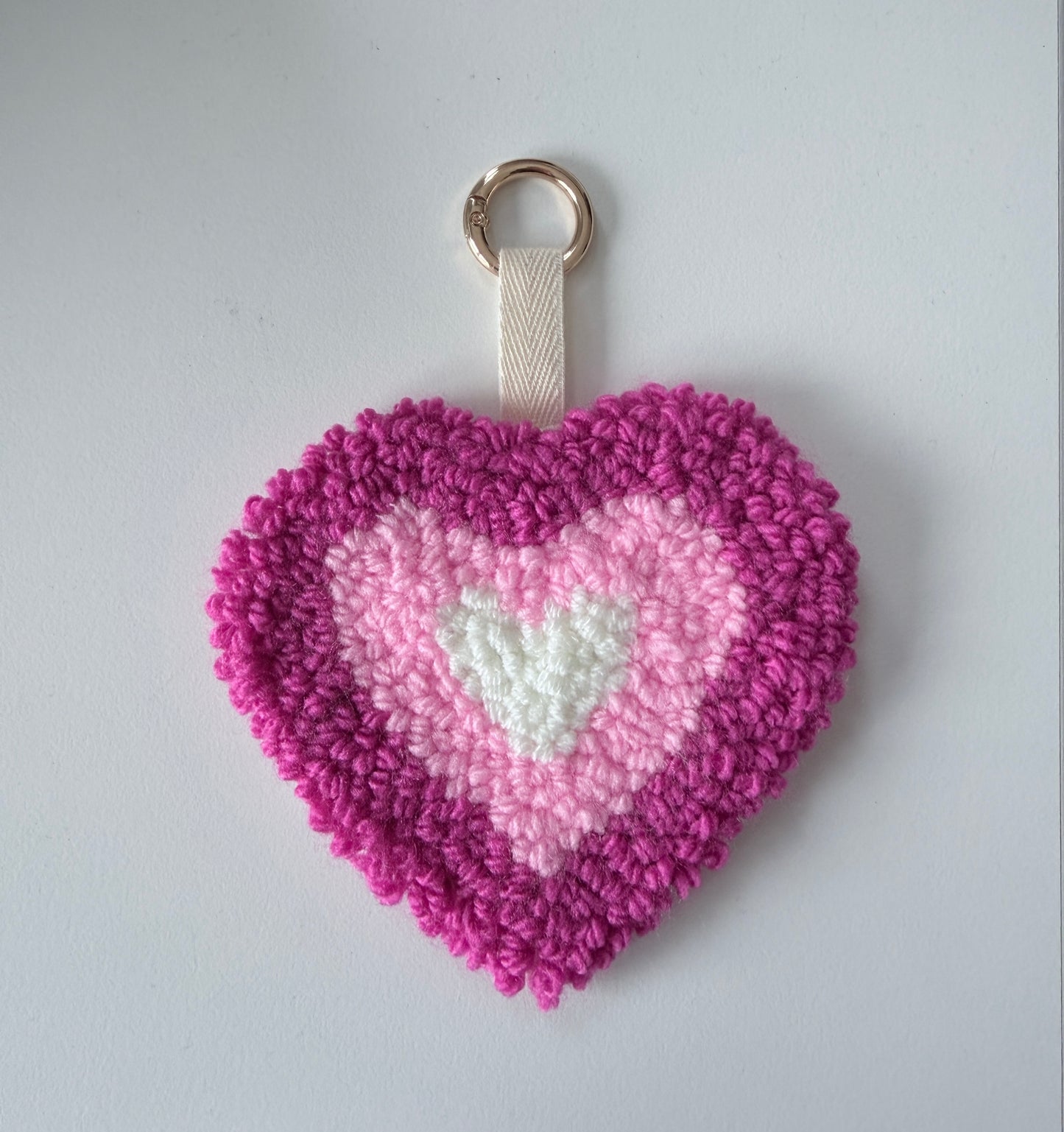 Taschen- & Schlüsselanhänger Punch Needle handmade Herz – Geschenkidee