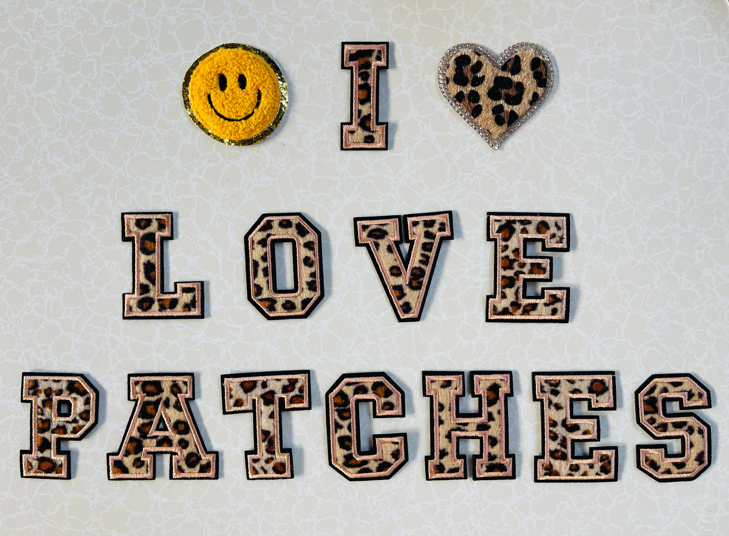 A-Z Buchstabenaufnäher Bügelbuchstaben für DIY-Kleidung Stoff Schuhe Taschen Leo