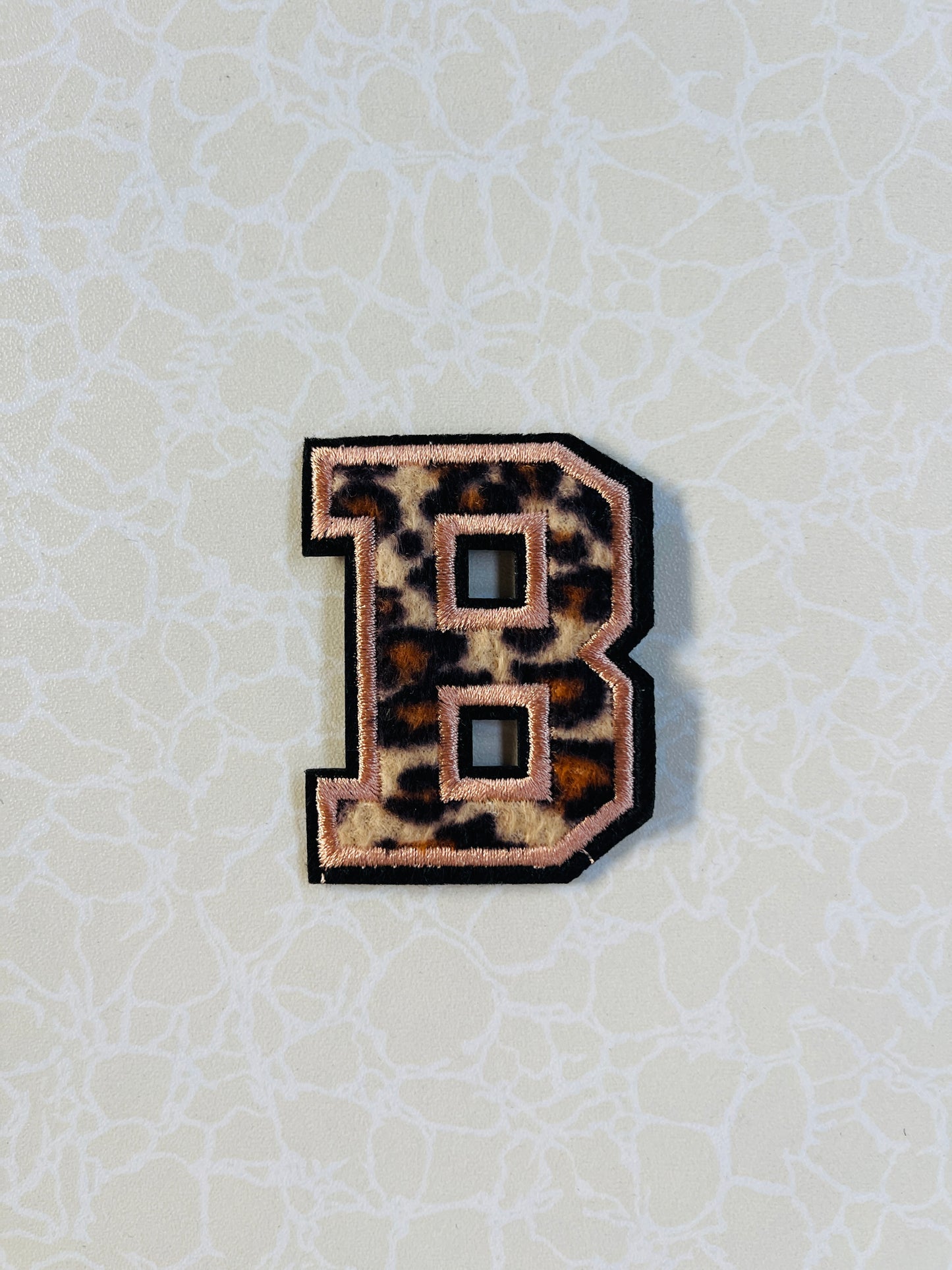 A-Z Buchstabenaufnäher Bügelbuchstaben für DIY-Kleidung Stoff Schuhe Taschen Leo