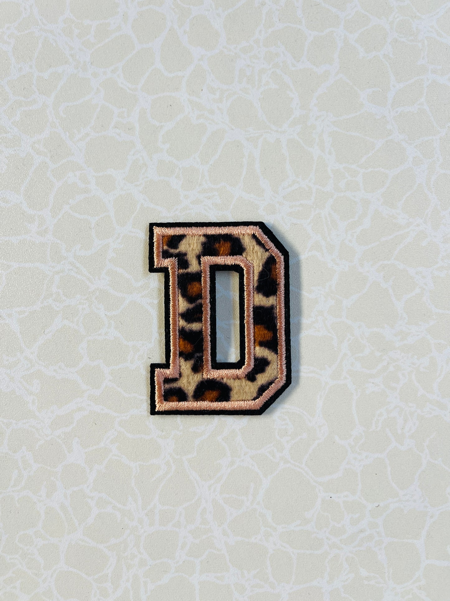 A-Z Buchstabenaufnäher Bügelbuchstaben für DIY-Kleidung Stoff Schuhe Taschen Leo