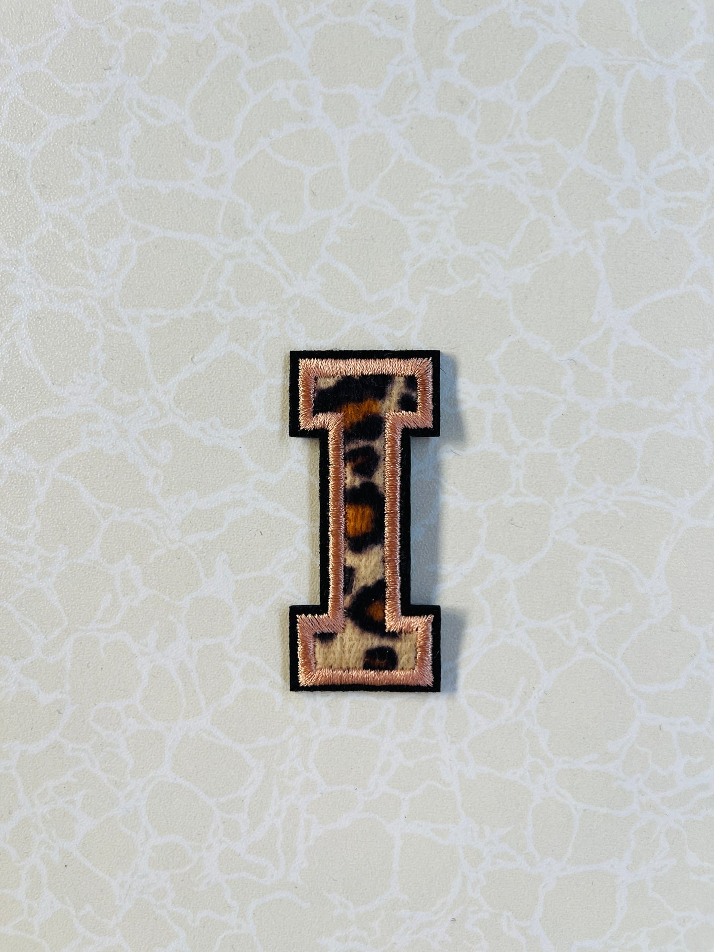 A-Z Buchstabenaufnäher Bügelbuchstaben für DIY-Kleidung Stoff Schuhe Taschen Leo