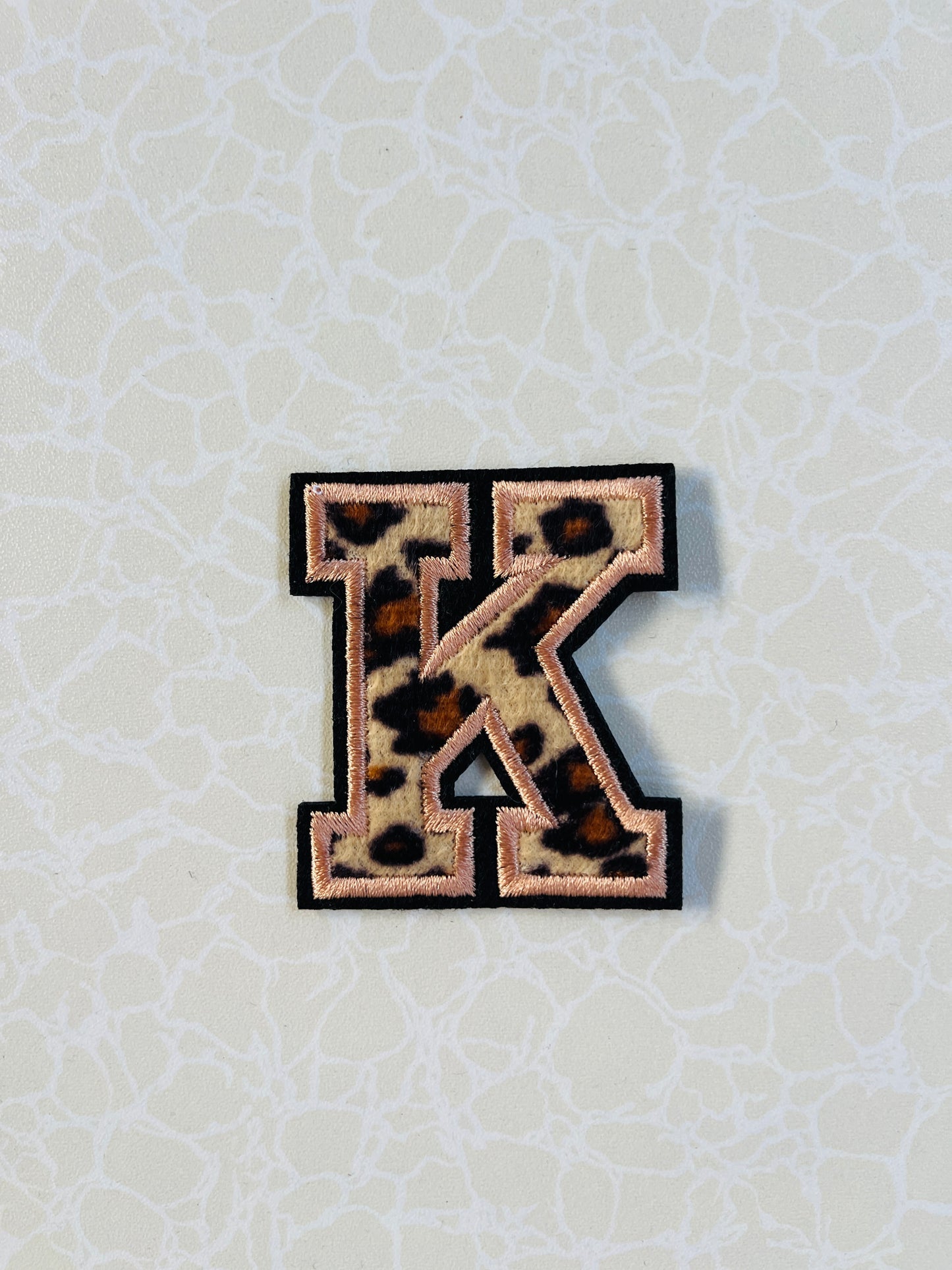 A-Z Buchstabenaufnäher Bügelbuchstaben für DIY-Kleidung Stoff Schuhe Taschen Leo