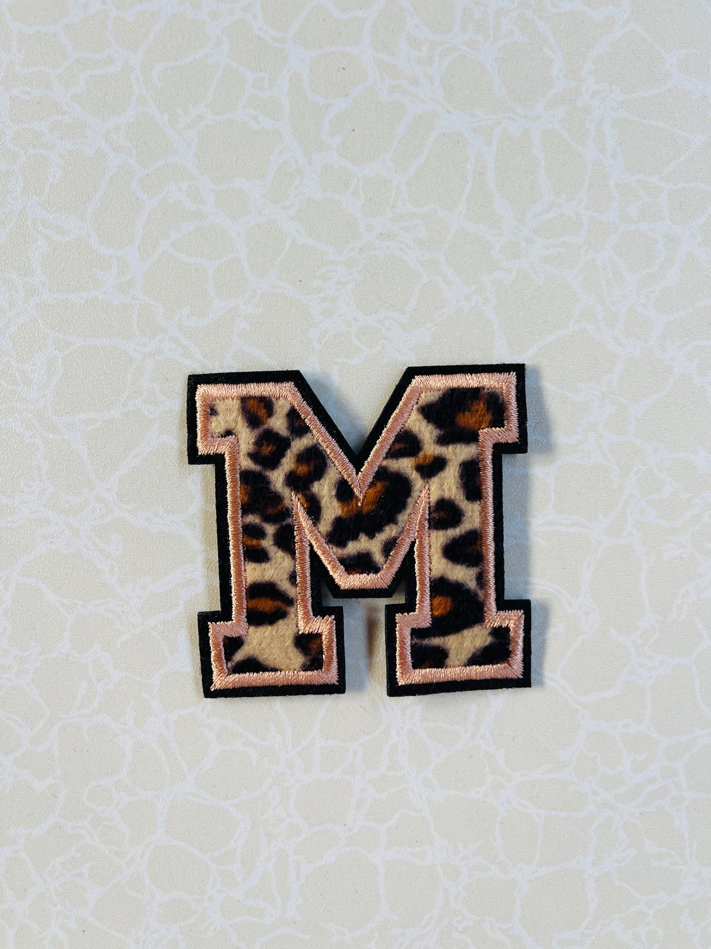 A-Z Buchstabenaufnäher Bügelbuchstaben für DIY-Kleidung Stoff Schuhe Taschen Leo