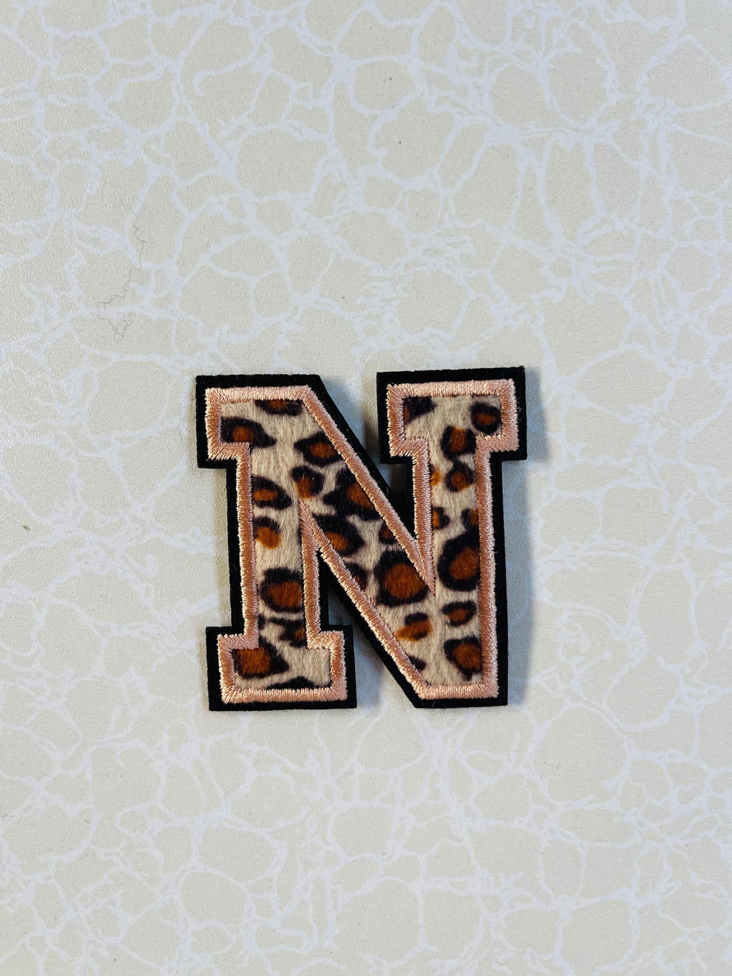 A-Z Buchstabenaufnäher Bügelbuchstaben für DIY-Kleidung Stoff Schuhe Taschen Leo