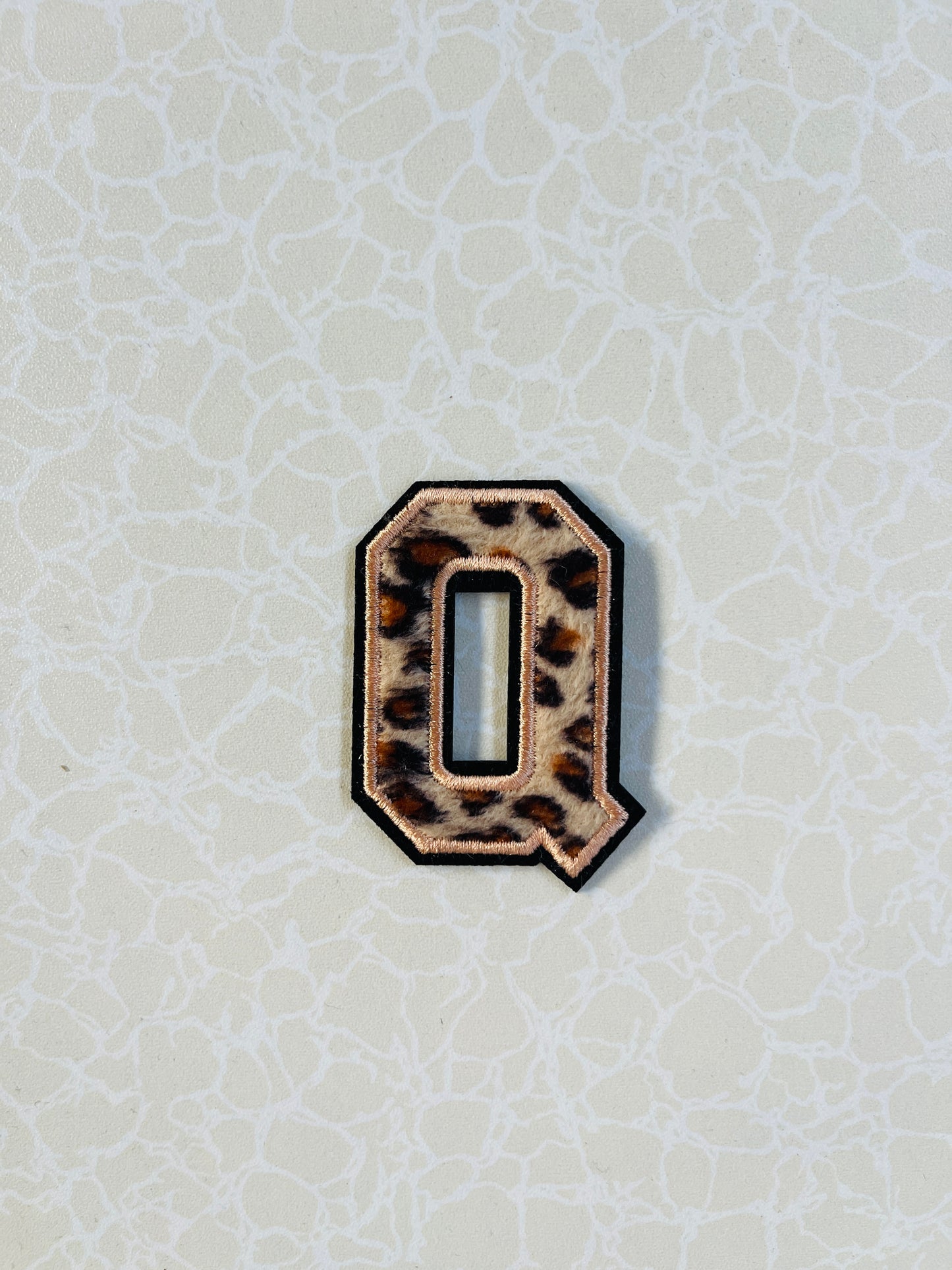 A-Z Buchstabenaufnäher Bügelbuchstaben für DIY-Kleidung Stoff Schuhe Taschen Leo