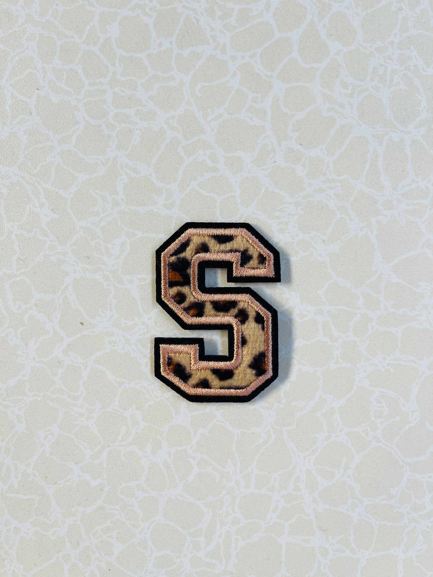 A-Z Buchstabenaufnäher Bügelbuchstaben für DIY-Kleidung Stoff Schuhe Taschen Leo