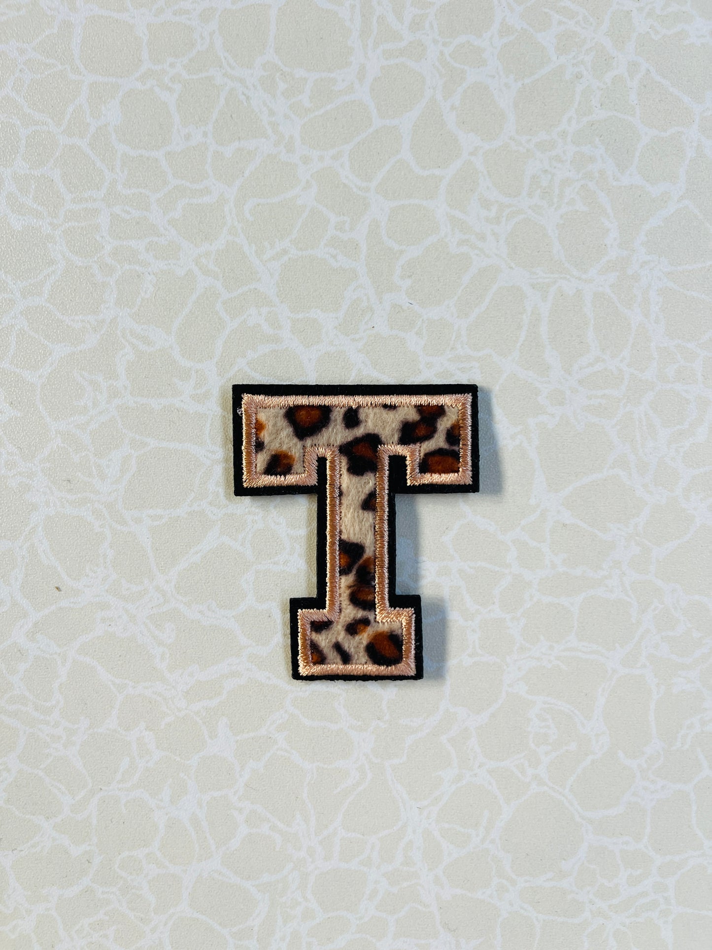 A-Z Buchstabenaufnäher Bügelbuchstaben für DIY-Kleidung Stoff Schuhe Taschen Leo