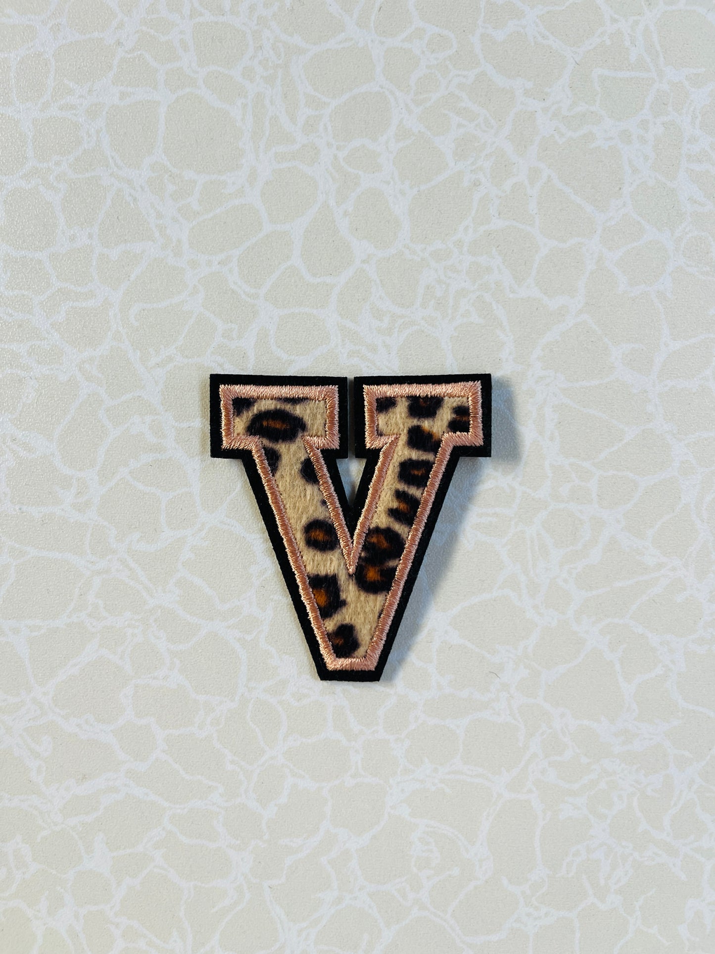 A-Z Buchstabenaufnäher Bügelbuchstaben für DIY-Kleidung Stoff Schuhe Taschen Leo