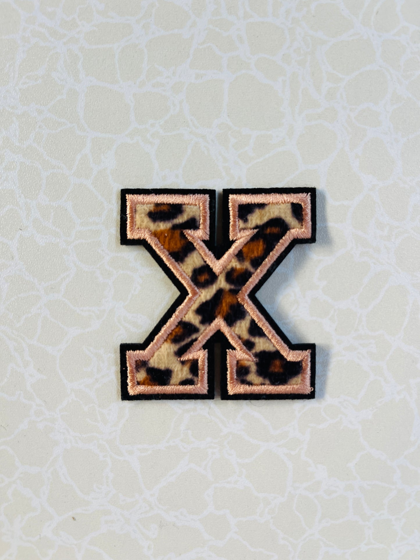 A-Z Buchstabenaufnäher Bügelbuchstaben für DIY-Kleidung Stoff Schuhe Taschen Leo