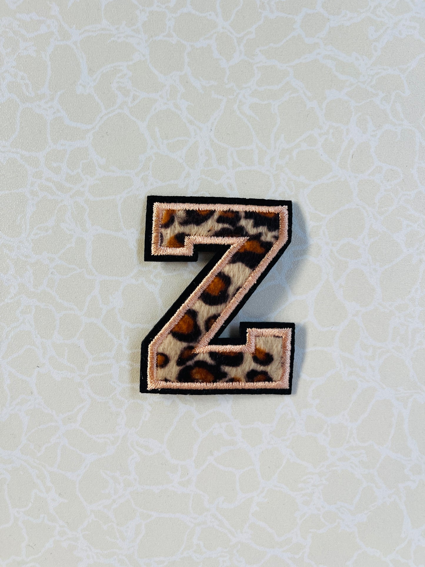 A-Z Buchstabenaufnäher Bügelbuchstaben für DIY-Kleidung Stoff Schuhe Taschen Leo