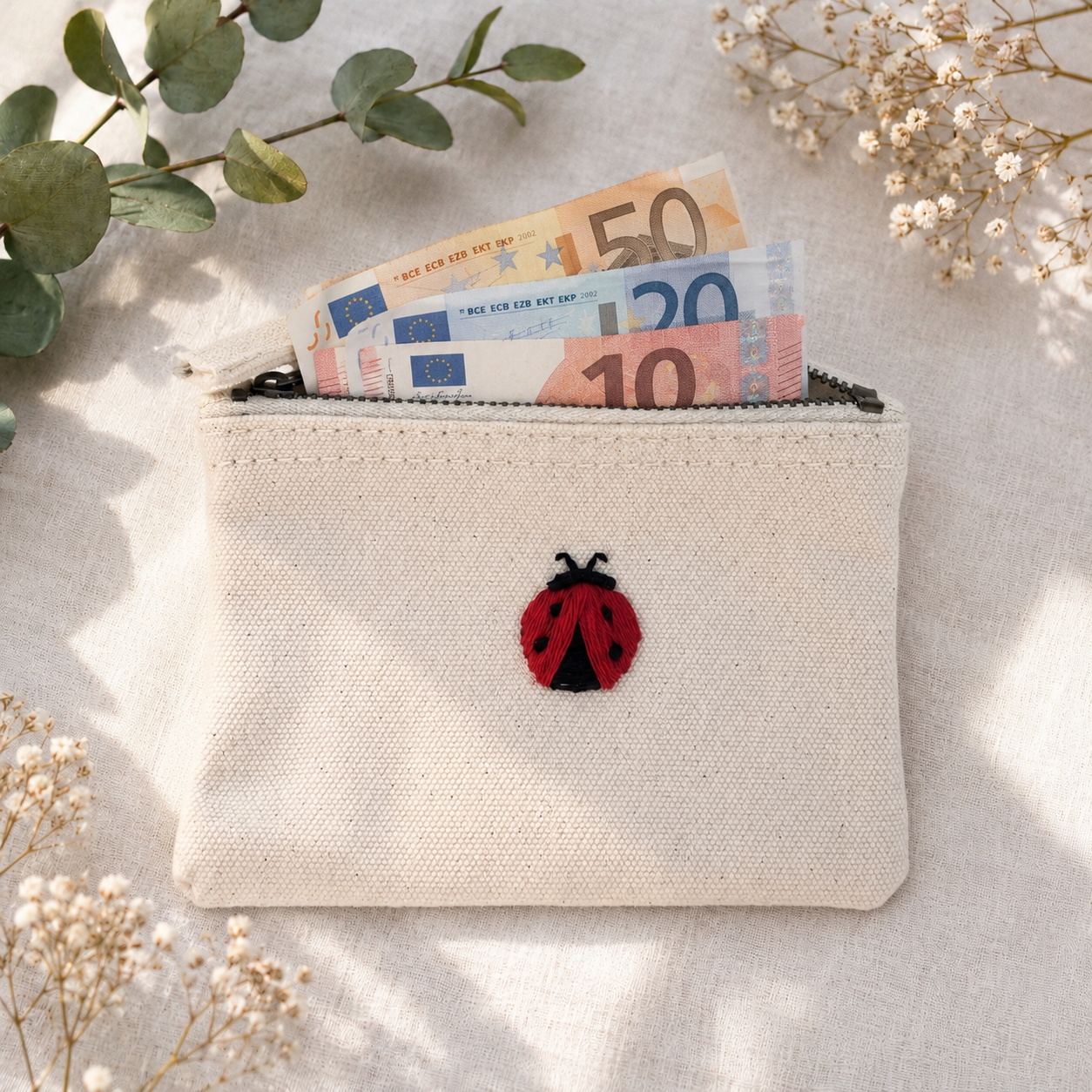 beige Handbestickte Geldbörse mit Marienkäfer – Baumwolle Münztasche Geldbeutel