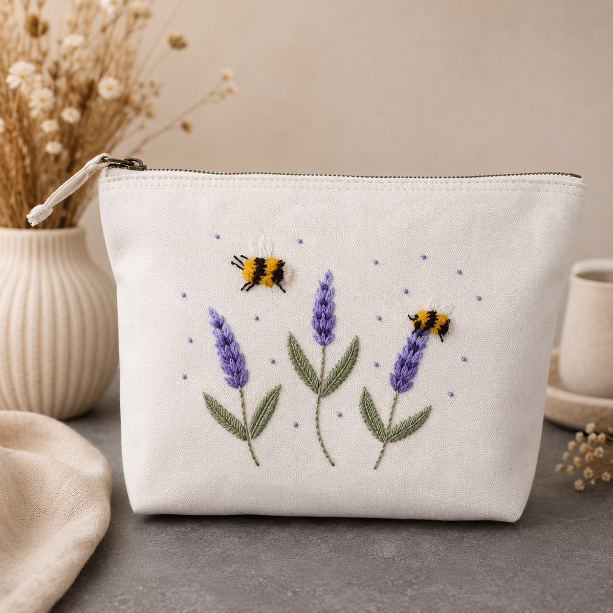 Handbestickte Canvas Kosmetiktasche Damen – Lavendel & Hummel Stickerei – Hochwertige Schminktasche aus Baumwolle mit Reißverschluss – Kulturbeutel Reise Organizer – Handmade Geschenk für Frauen