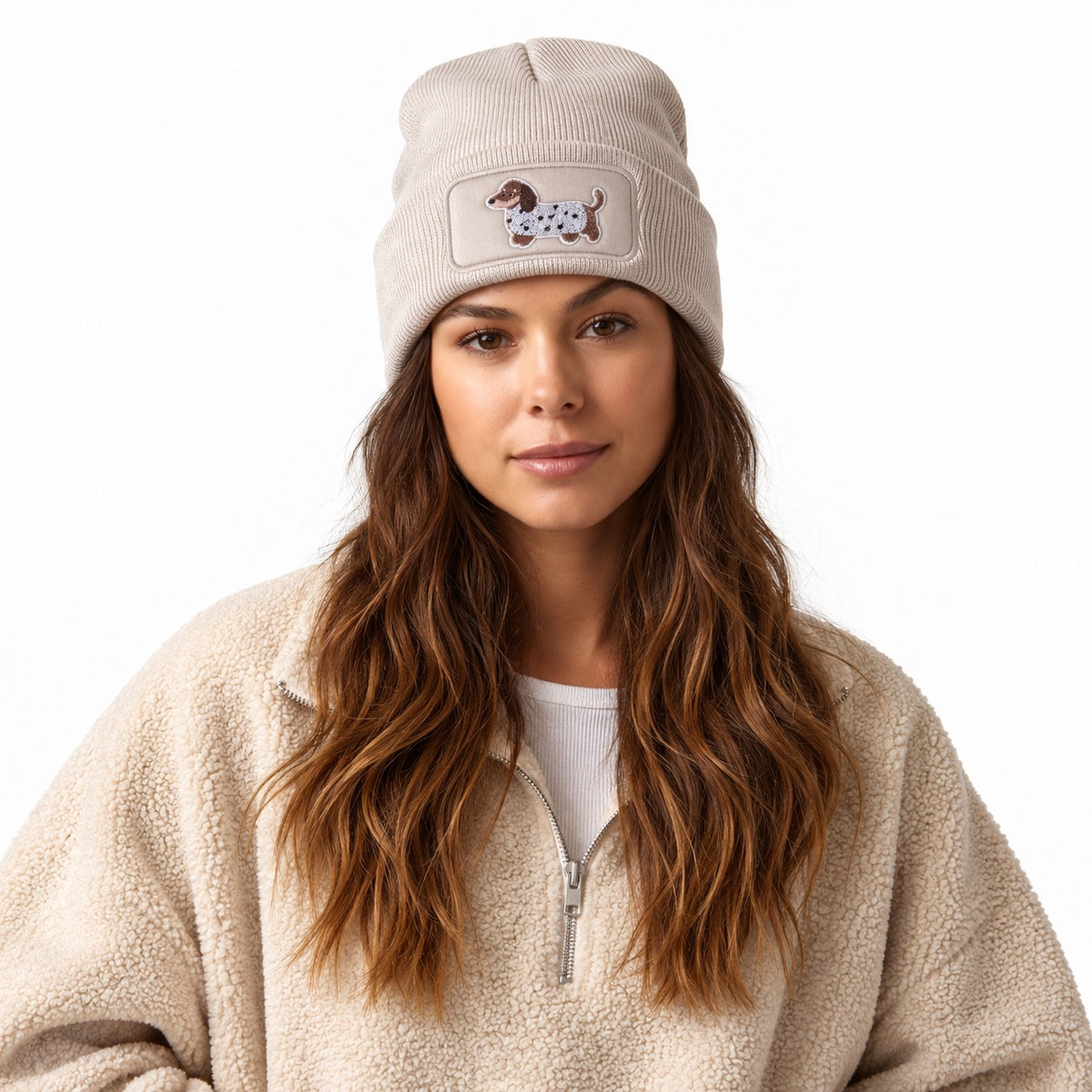 Beanie Mütze mit Dackel Patch – Handveredelte Unisex Strickmütze mit Umschlag – 100 % Polyacryl Soft Touch – Weich & Warm – für Damen & Herren