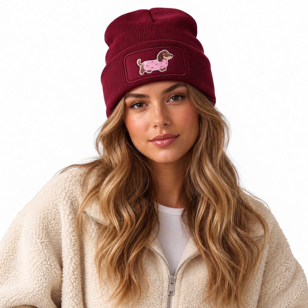 Beanie Mütze mit Dackel Patch – Handveredelte Unisex Strickmütze mit Umschlag – 100 % Polyacryl Soft Touch – Weich & Warm – für Damen & Herren