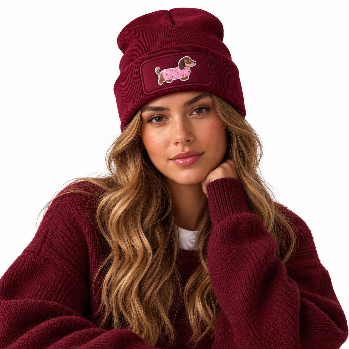 Beanie Mütze mit Dackel Patch – Handveredelte Unisex Strickmütze mit Umschlag – 100 % Polyacryl Soft Touch – Weich & Warm – für Damen & Herren