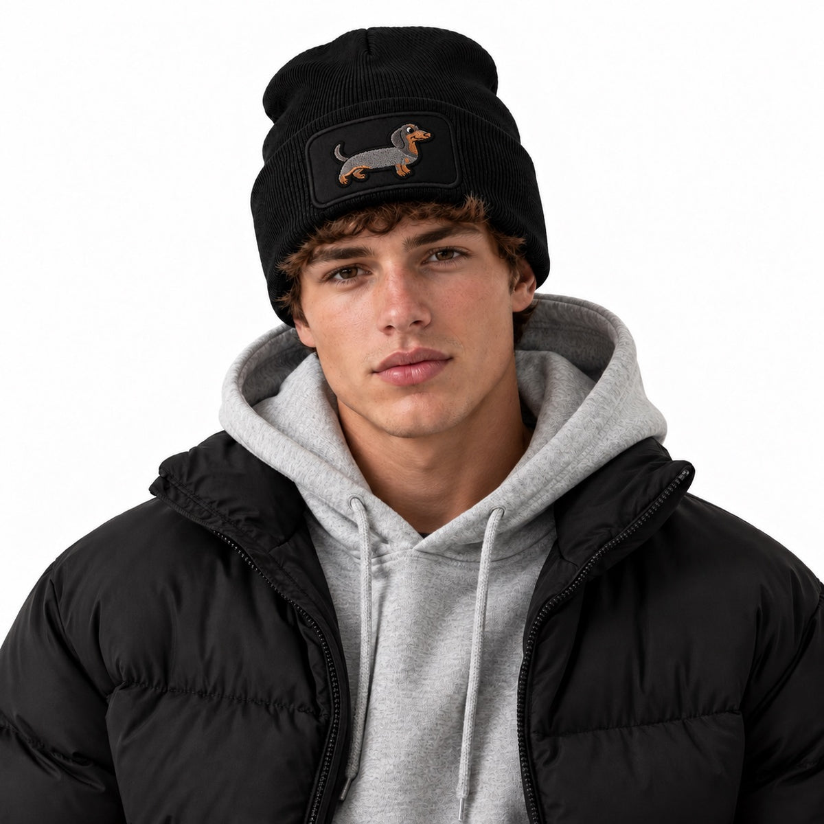 Beanie Mütze mit Dackel Patch – Handveredelte Unisex Strickmütze mit Umschlag – 100 % Polyacryl Soft Touch – Weich & Warm – für Damen & Herren