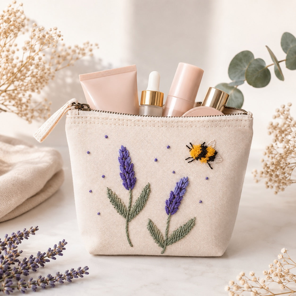 Handbestickte Canvas Kosmetiktasche Damen – Lavendel & Hummel Stickerei – Hochwertige Schminktasche aus Baumwolle mit Reißverschluss – Kulturbeutel Reise Organizer – Handmade Geschenk für Frauen