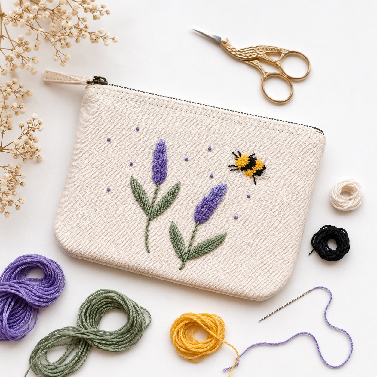 Handbestickte Canvas Kosmetiktasche Damen – Lavendel & Hummel Stickerei – Hochwertige Schminktasche aus Baumwolle mit Reißverschluss – Kulturbeutel Reise Organizer – Handmade Geschenk für Frauen