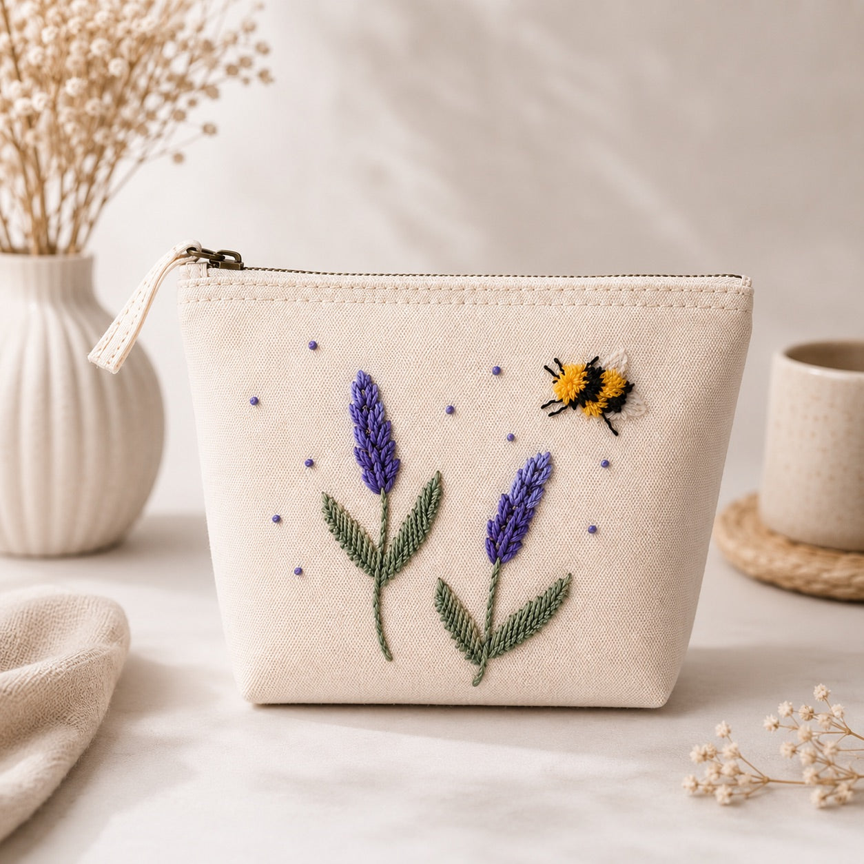 Handbestickte Canvas Kosmetiktasche Damen – Lavendel & Hummel Stickerei – Hochwertige Schminktasche aus Baumwolle mit Reißverschluss – Kulturbeutel Reise Organizer – Handmade Geschenk für Frauen