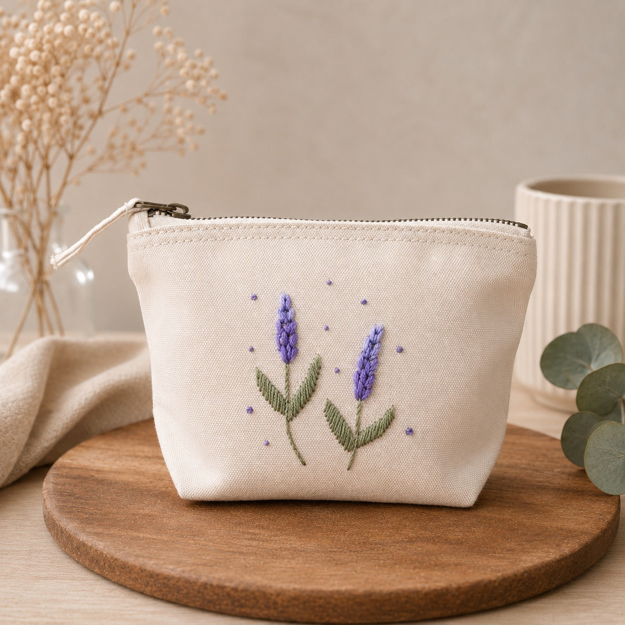 Handbestickte Canvas Kosmetiktasche Damen – Lavendel & Hummel Stickerei – Hochwertige Schminktasche aus Baumwolle mit Reißverschluss – Kulturbeutel Reise Organizer – Handmade Geschenk für Frauen