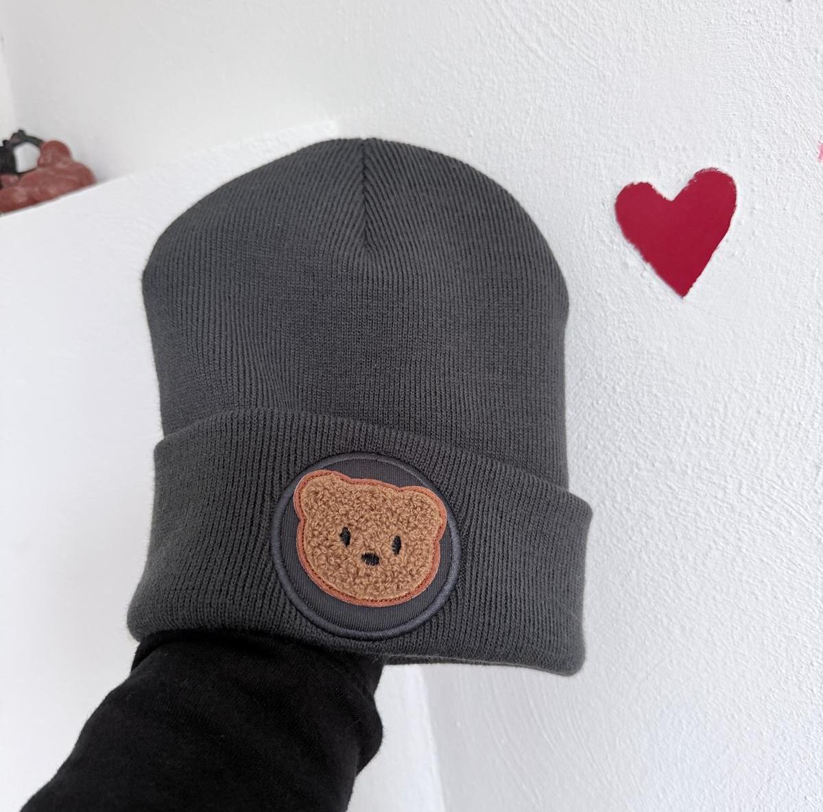 süße Bär Beanie Schwarz – Warme Unisex Mütze für Kinder Schüler Erwachsene