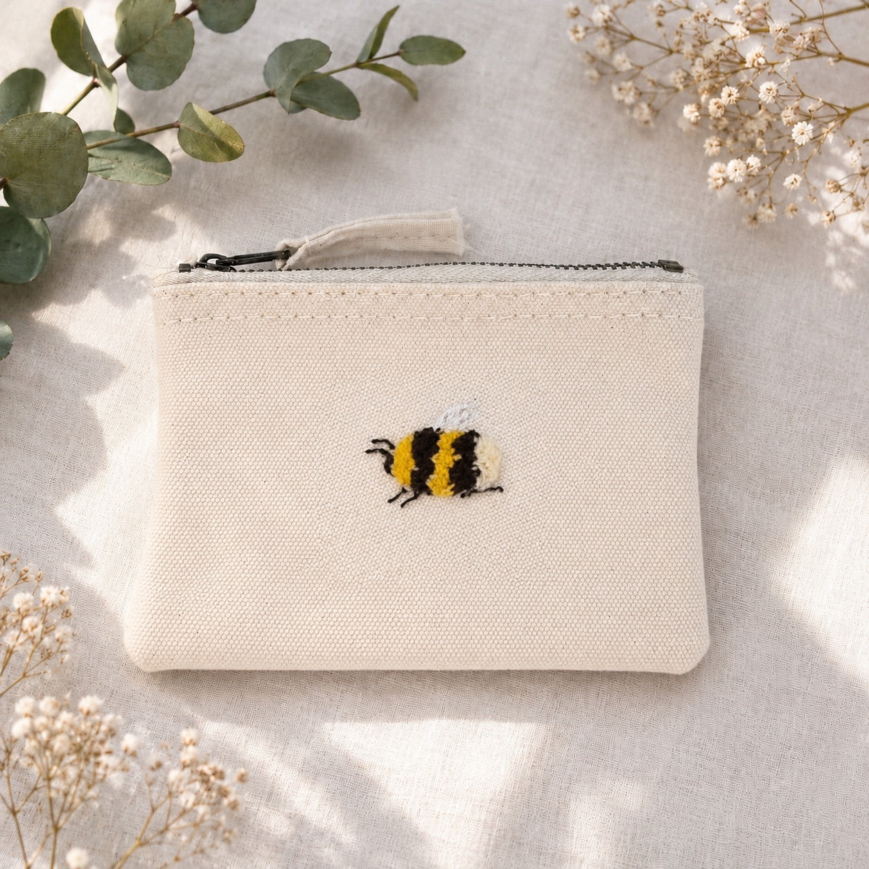 Handbestickte Canvas Kosmetiktasche Damen – Lavendel & Hummel Stickerei – Hochwertige Schminktasche aus Baumwolle mit Reißverschluss – Kulturbeutel Reise Organizer – Handmade Geschenk für Frauen