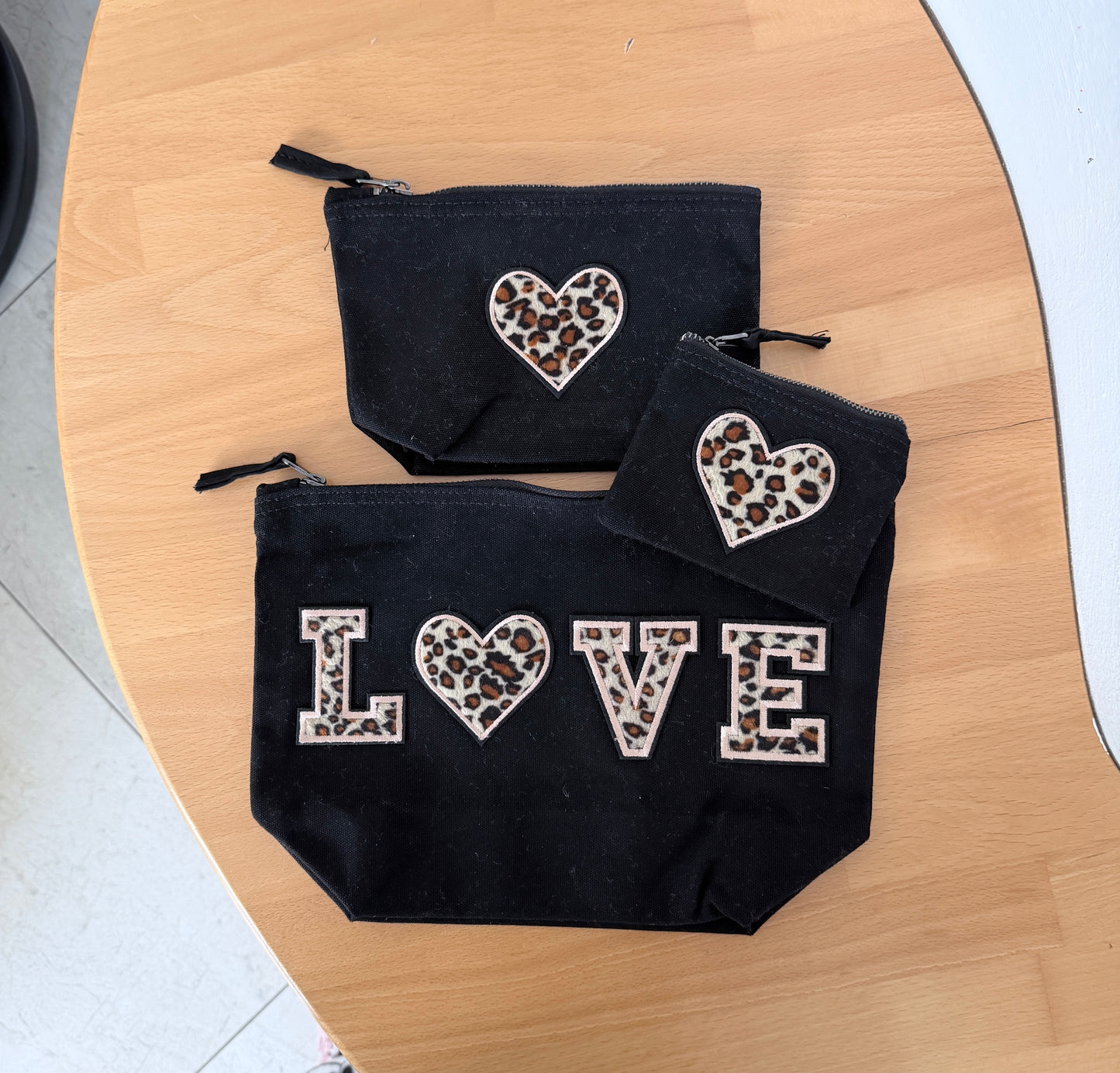 Schwarze Canvas Tasche mit Leo Herz – XS S M L Set | Premium Geschenk für Frauen