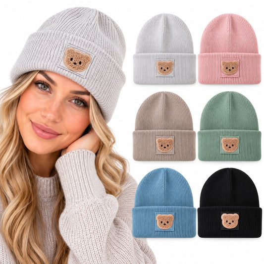 Beanie Strickmütze mit Teddy Bär Patch – Weiche Wintermütze mit Umschlag – Damen & Herren – Handveredelt Unisex
