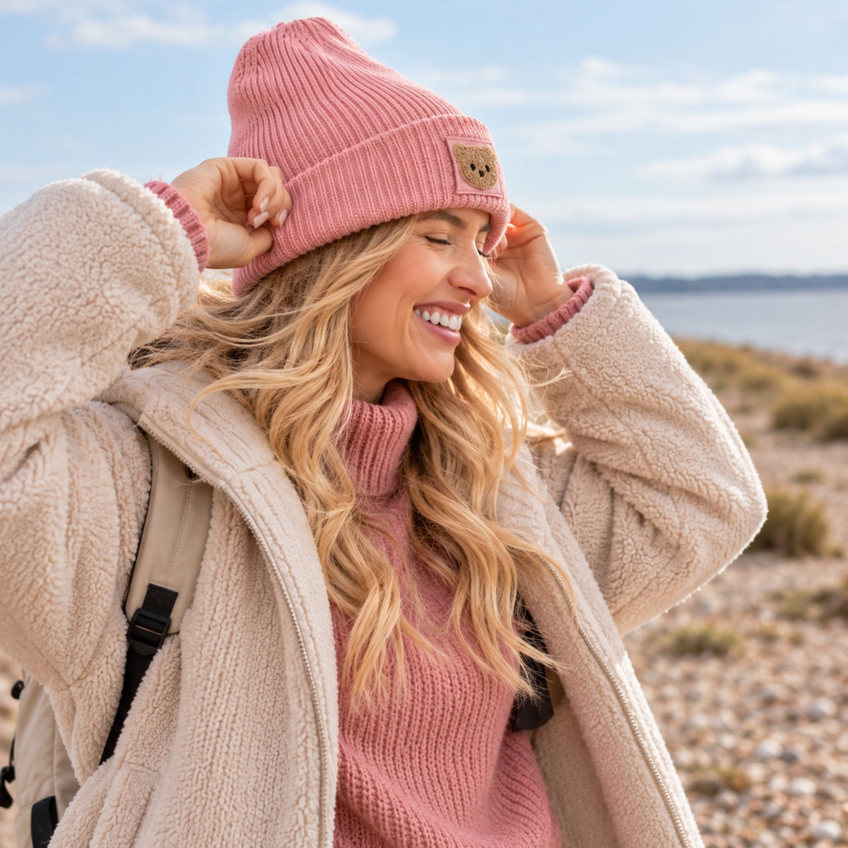 Beanie Strickmütze mit Teddy Bär Patch – Weiche Wintermütze mit Umschlag – Damen & Herren – Handveredelt Unisex